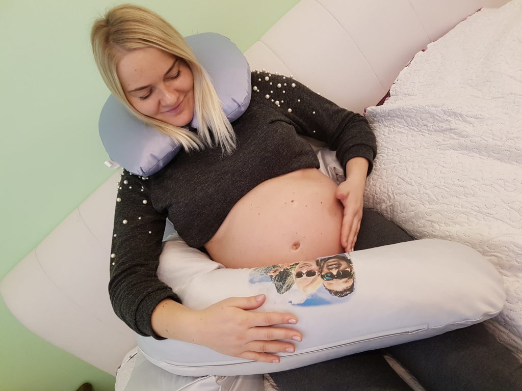 przyszła mama z poduszką do karmienia typu rogal